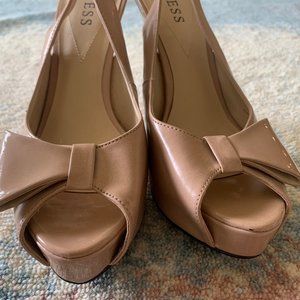 Guess Peep-toe Bow Pump in Nude